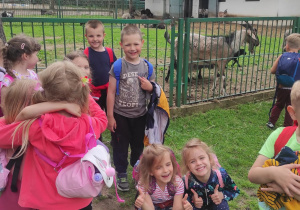 Dzieci zwiedzają Mini Zoo.